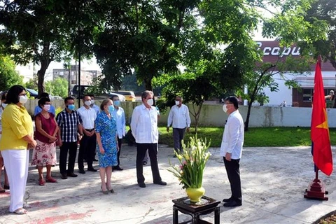 Rinden homenaje al Presidente Ho Chi Minh en su Monumento en La Habana