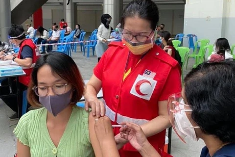 Organizan vacunación contra COVID-19 para trabajadores vietnamitas en Malasia