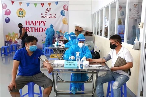 Administran segunda dosis de vacuna contra el COVID-19 a trabajadores en Ciudad Ho Chi Minh