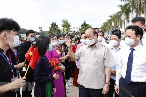 Presidente de Vietnam alienta a estudiantes de minorías en provincia de Yen Bai