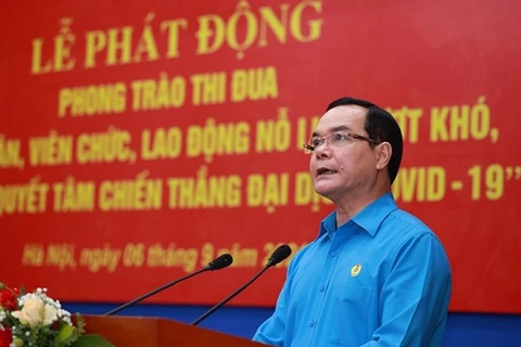 Trabajadores vietnamitas se esfuerzan por superar dificultades causadas por el COVID-19