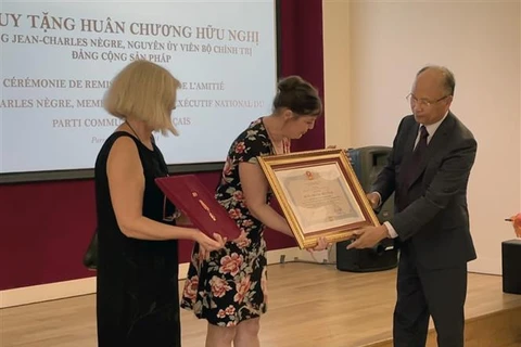 Vietnam confiere Medalla de Amistad a un ciudadano francés