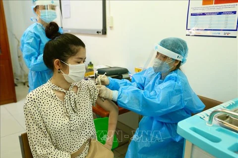 Más de la mitad de habitantes elegibles en Hanoi es vacunada contra COVID-19