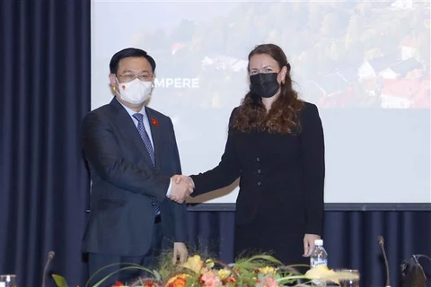 Presidente del Parlamento de Vietnam se reúne con alcaldesa de ciudad finlandesa