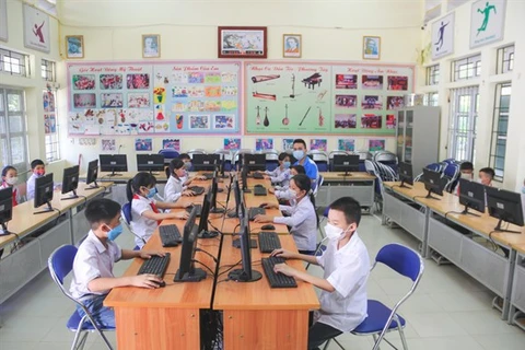 Numerosas empresas vietnamitas realizan donativos a programa de estudio en línea