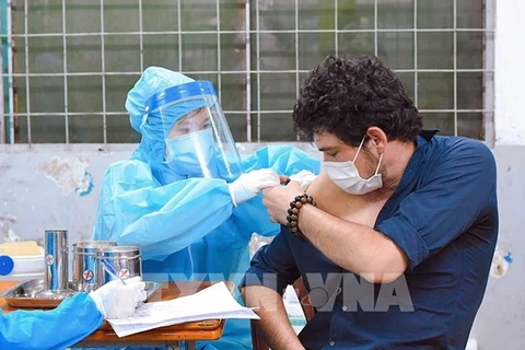 Hanoi facilita vacunación contra el COVID-19 para extranjeros