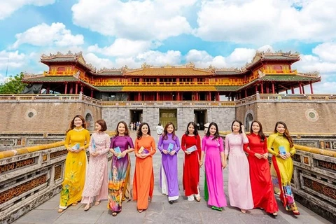 Exposición virtual honra belleza de traje típico de mujeres vietnamitas