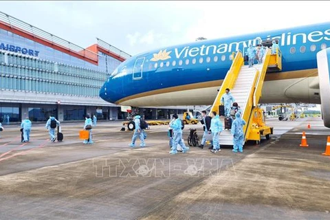 Aeropuerto vietnamita recibe a pasajeros procedentes de Francia con pasaportes de vacunación