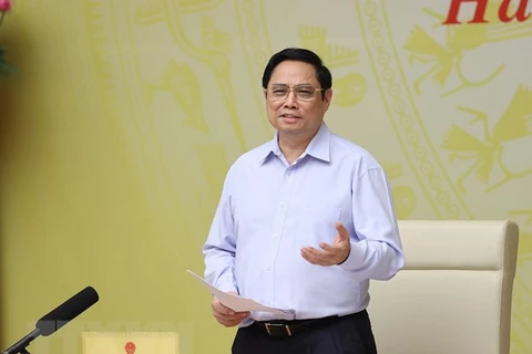 Premier vietnamita preside teleconferencia con las empresas 
