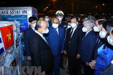 Presidente de Vietnam asiste a acto de entrega de vacunas y equipos médicos 
