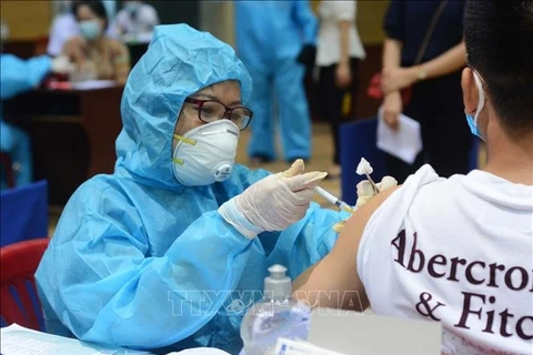 Ciudad de Da Nang proyecta vacunar al 100 por ciento de su población mayor de 18 años en 2021