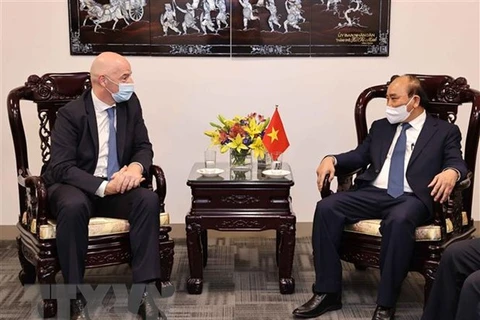 FIFA y Federación de Fútbol de Vietnam por promover cooperación