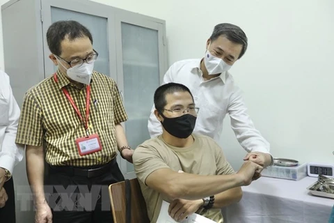 Lanzan ensayos clínicos de las fases 2 y 3 de la vacuna ARCT-154 producida por Vietnam