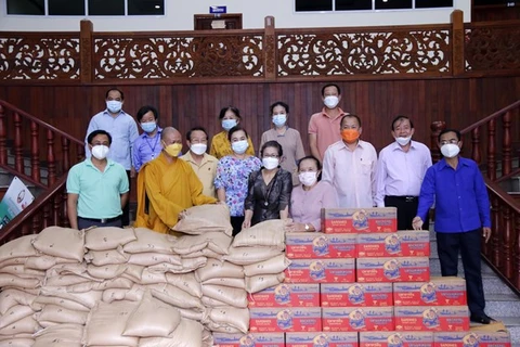 Monjes y creyentes budistas vietnamitas en Laos ayudan a residentes locales en lucha contra el COVID-19