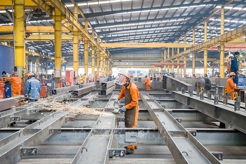 Empresas vietnamitas reanudan actividades de producción y comercio
