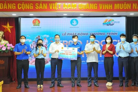 Obsequian herramientas de aprendizaje y becas para alumnos desfavorecidos en Vietnam