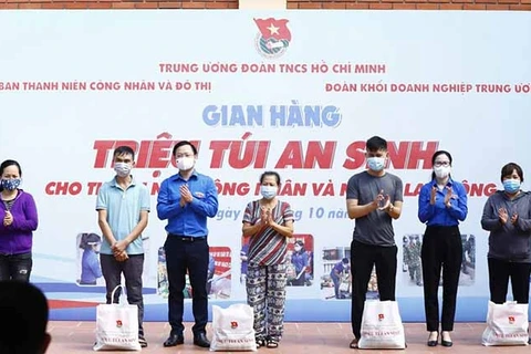 Paquetes de bienestar social benefician a cinco mil personas en Hanoi