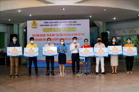 Ciudad Ho Chi Minh obsequia bolsas de bienestar social a trabajadores desfavorecidos