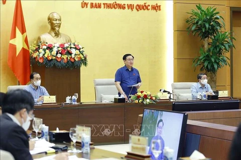 Presidente del Parlamento vietnamita exhorta a mejorar políticas fiscales y monetarias