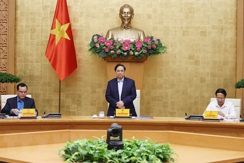 Primer ministro de Vietnam alaba respuesta de sindicatos nacionales a la lucha antiepidémica