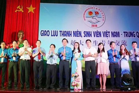 Jóvenes vietnamitas y chinos cultivan su amistad