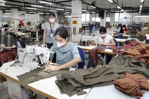 Vietnam flexibiliza medidas para acelerar la recuperación económica 