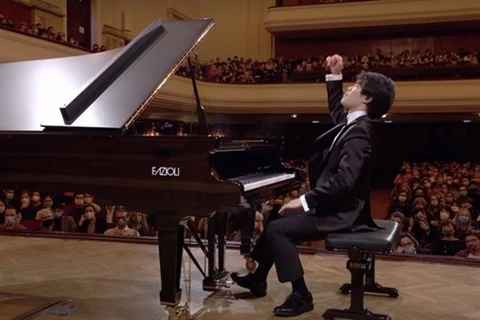 Alumno de legendario pianista vietnamita gana concurso internacional de piano Chopin