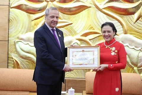 Embajador saliente de Argelia en Vietnam honrado con distinción de amistad