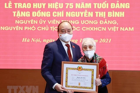 Confieren al expresidenta de Vietnam insignia por 75 años de membresía del PCV