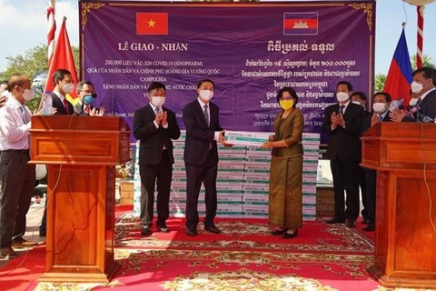 Gobierno de Camboya entrega a Vietnam 200 mil dosis de vacuna contra el COVID-19
