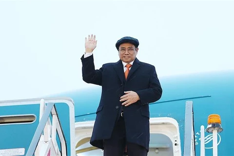 Primer ministro de Vietnam llega a Reino Unido para la COP26
