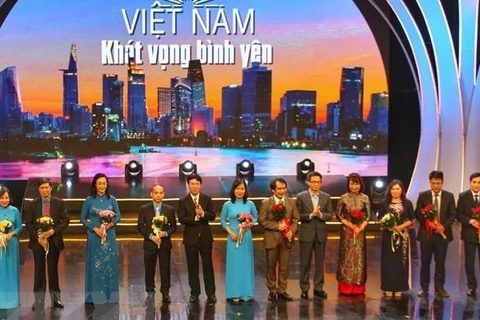Vietnam honra a personas en la primera línea de combate contra el COVID-19