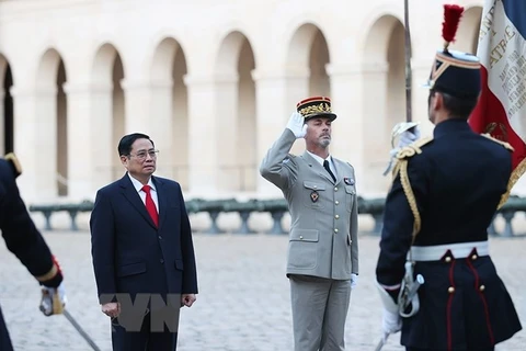 Ceremonia de bienvenida al primer ministro Pham Minh Chinh en Francia