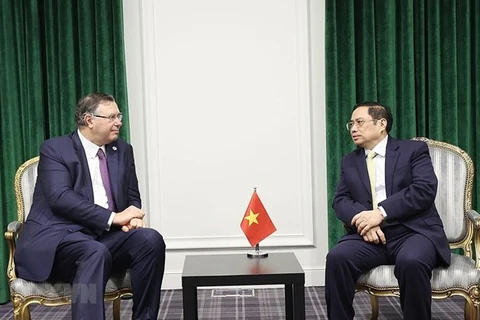 Primer ministro de Vietnam recibe a líderes de grandes corporaciones francesas