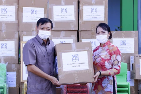 Ministerio de Educación de Vietnam dona materiales docentes a la escuela bilingüe Nguyen Du en Laos