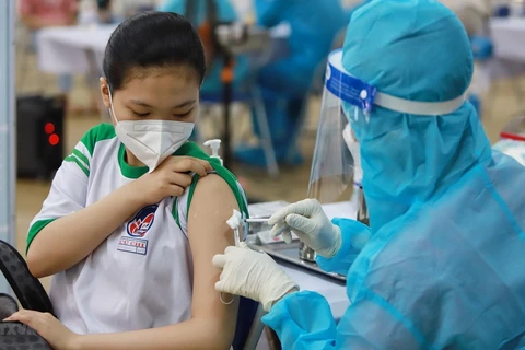 Vietnam elabora plan de vacunación contra COVID-19 a los estudiantes