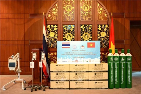 Tailandia dona materiales médicos contra el COVID-19 a Vietnam