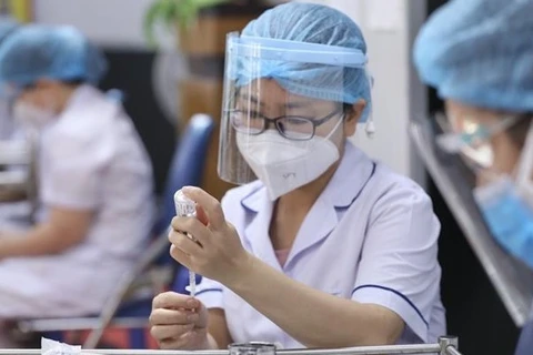 Piden acelerar cobertura de vacunación del COVID-19 en localidades vietnamitas