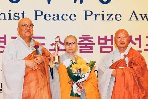 Monja vietnamita recibe premio por la paz de Corea del Sur