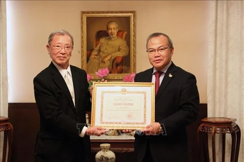 Entregan certificado de mérito de canciller vietnamita a coleccionista de arte japonés