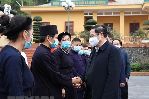 Premier de Vietnam continúa visita de trabajo en provincia fronteriza
