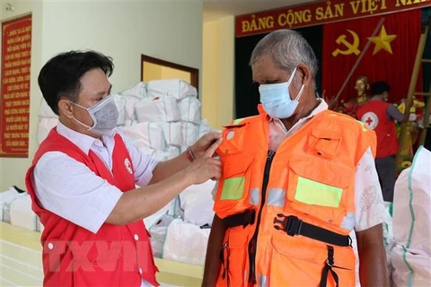 Donan 15 mil chalecos salvavidas multiusos a pescadores de pocos recursos en Vietnam