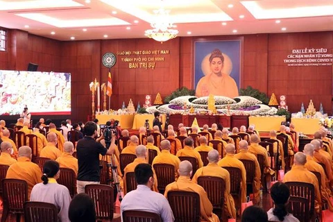 Realizan seguidores budistas en Ciudad Ho Chi Minh réquiem por víctimas del COVID-19