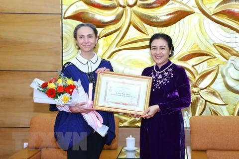 Entregan medalla conmemorativa por la paz a embajadora mexicana en Vietnam
