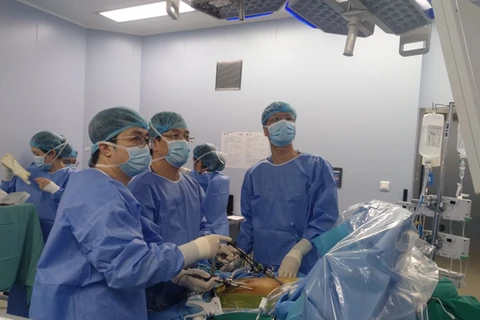 Realizan con éxito trasplante de hígado mediante cirugía laparoscópica en Vietnam