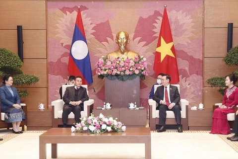 Presidente de Asamblea Nacional de Vietnam dialoga con su homólogo laosiano