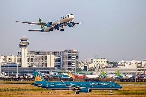 Proponen restaurar vuelos internacionales regulares a Vietnam