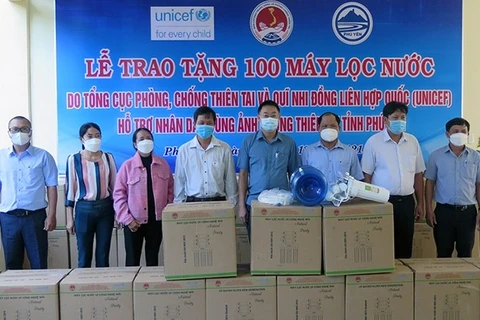 UNICEF entrega purificadores de agua a familias afectadas por inundaciones en Vietnam
