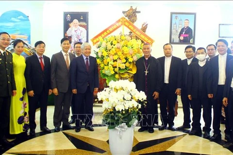 Presidente del Frente de la Patria de Vietnam felicita la Navidad a creyentes cristianos