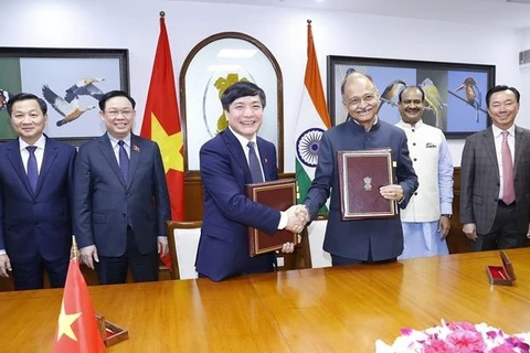 Parlamentos de Vietnam y la India firman cooperación en sector televisivo